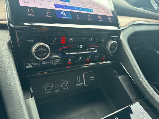 Used 2022 Jeep Grand Cherokee Summit w/ Advanced Protech Group IV AWD/4WD image 29