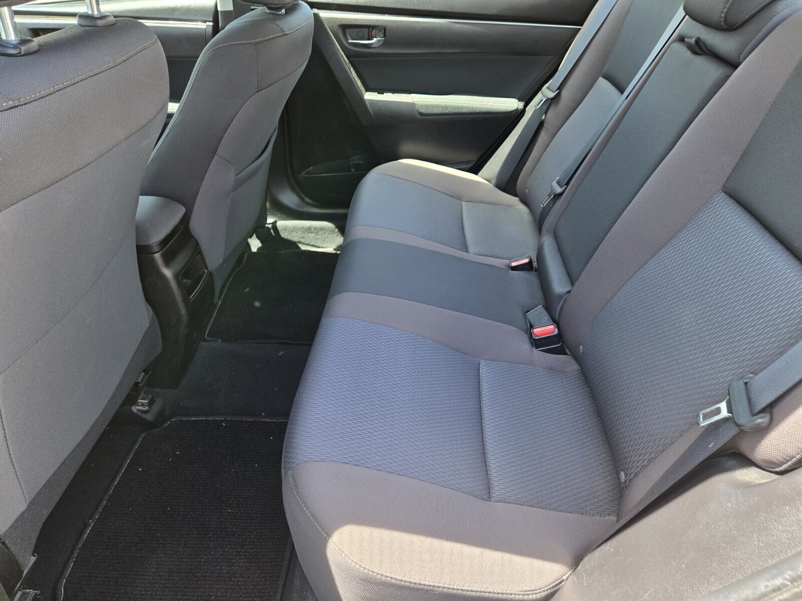 Used 2018 Toyota Corolla LE w/ Carpet Mat Package (TMS) FWD image 8