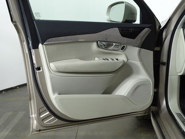 Used 2023 Volvo XC90 B6 Plus image 19