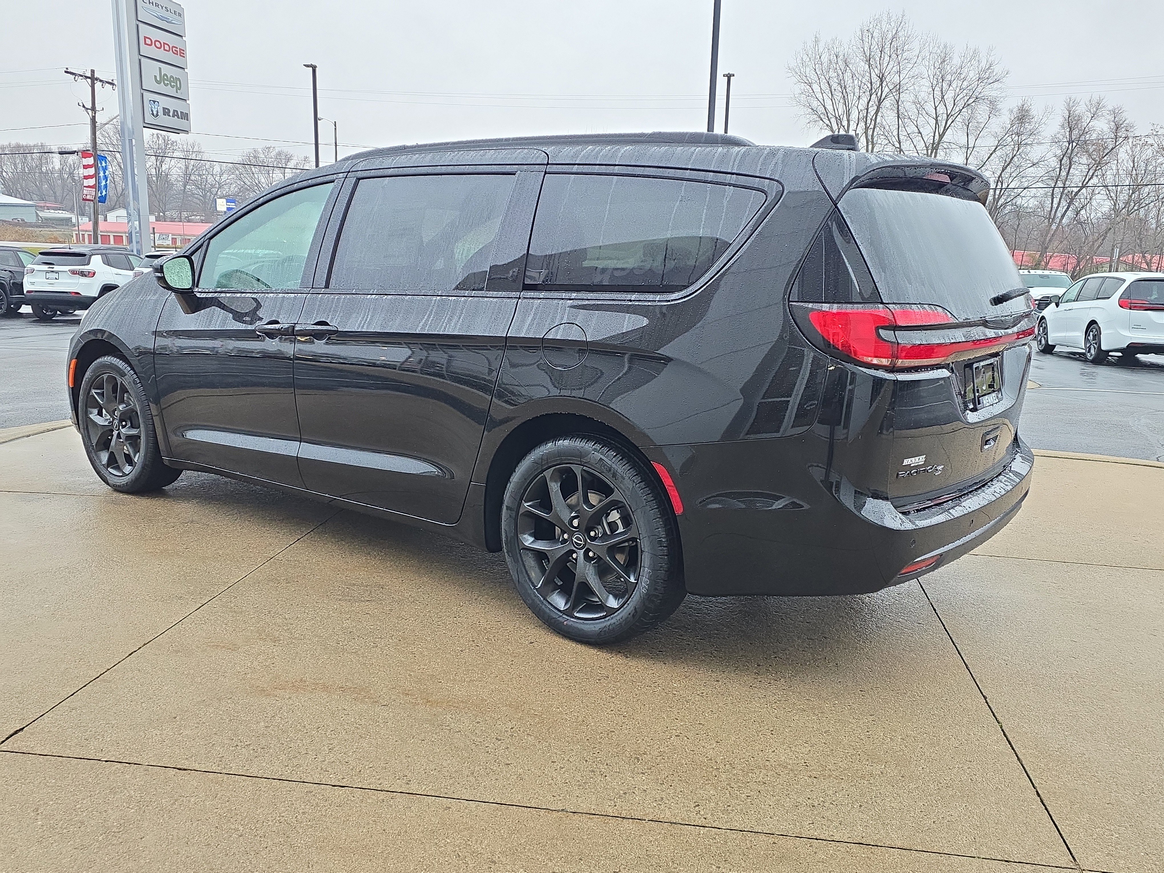 New 2026 Chrysler Pacifica Select w/ S Appearance Package image 3