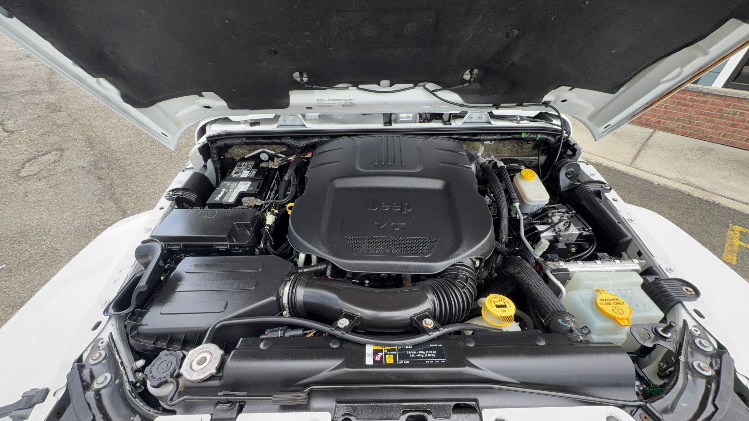 Used 2018 Jeep Wrangler Unlimited Sahara w/ Connectivity Group AWD/4WD image 32