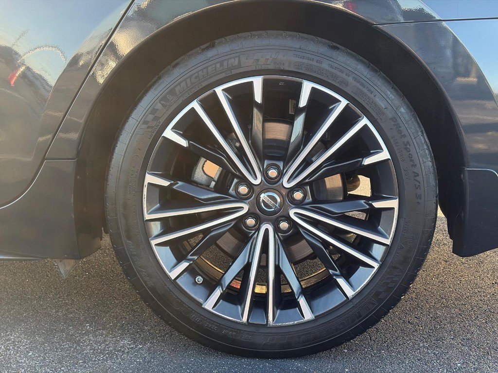 Used 2016 Nissan Maxima Platinum w/ Interior Lighting Package FWD image 9