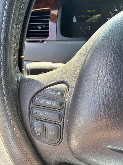 Used 1998 Lincoln Town Car Signature RWD image 2