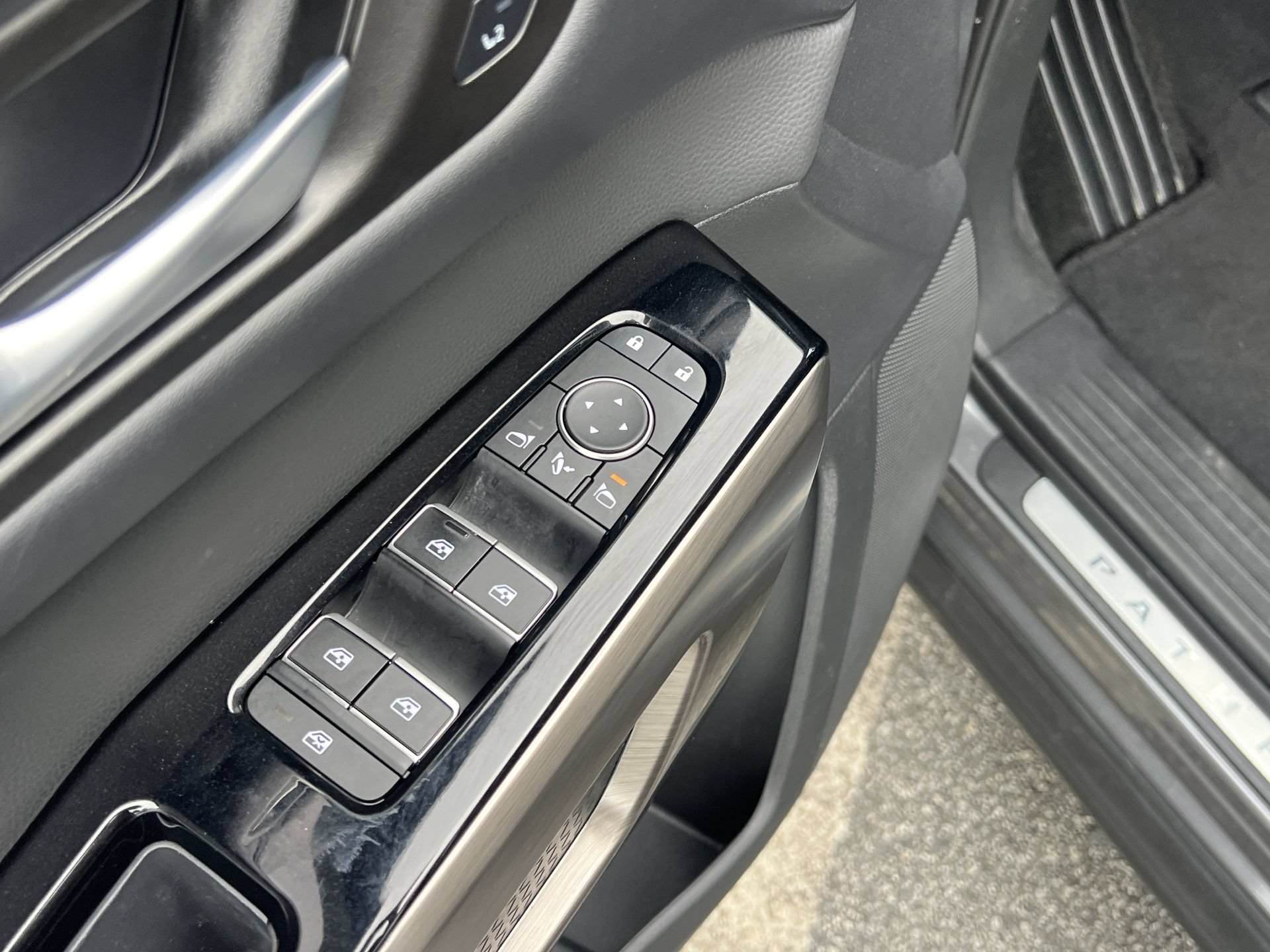 Used 2025 Nissan Pathfinder Platinum FWD image 15