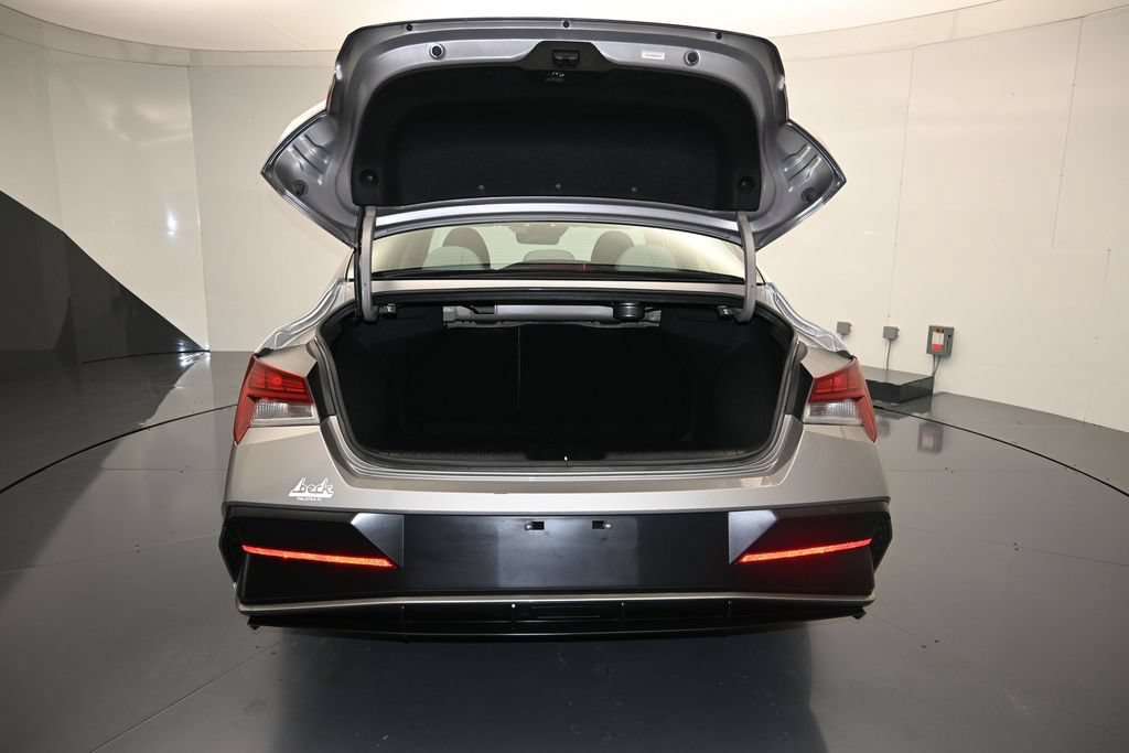 Used 2025 Hyundai Elantra Limited FWD image 27
