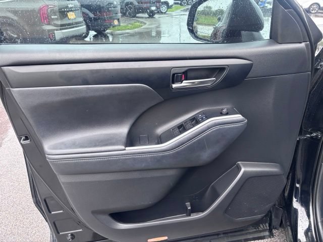 Used 2021 Toyota Highlander XLE AWD/4WD image 13
