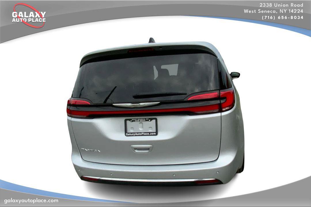 Used 2023 Chrysler Pacifica Touring-L FWD image 6