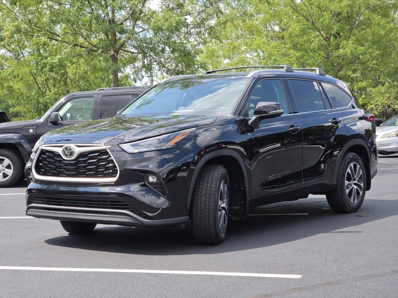 Used 2022 Toyota Highlander XLE AWD/4WD image 22