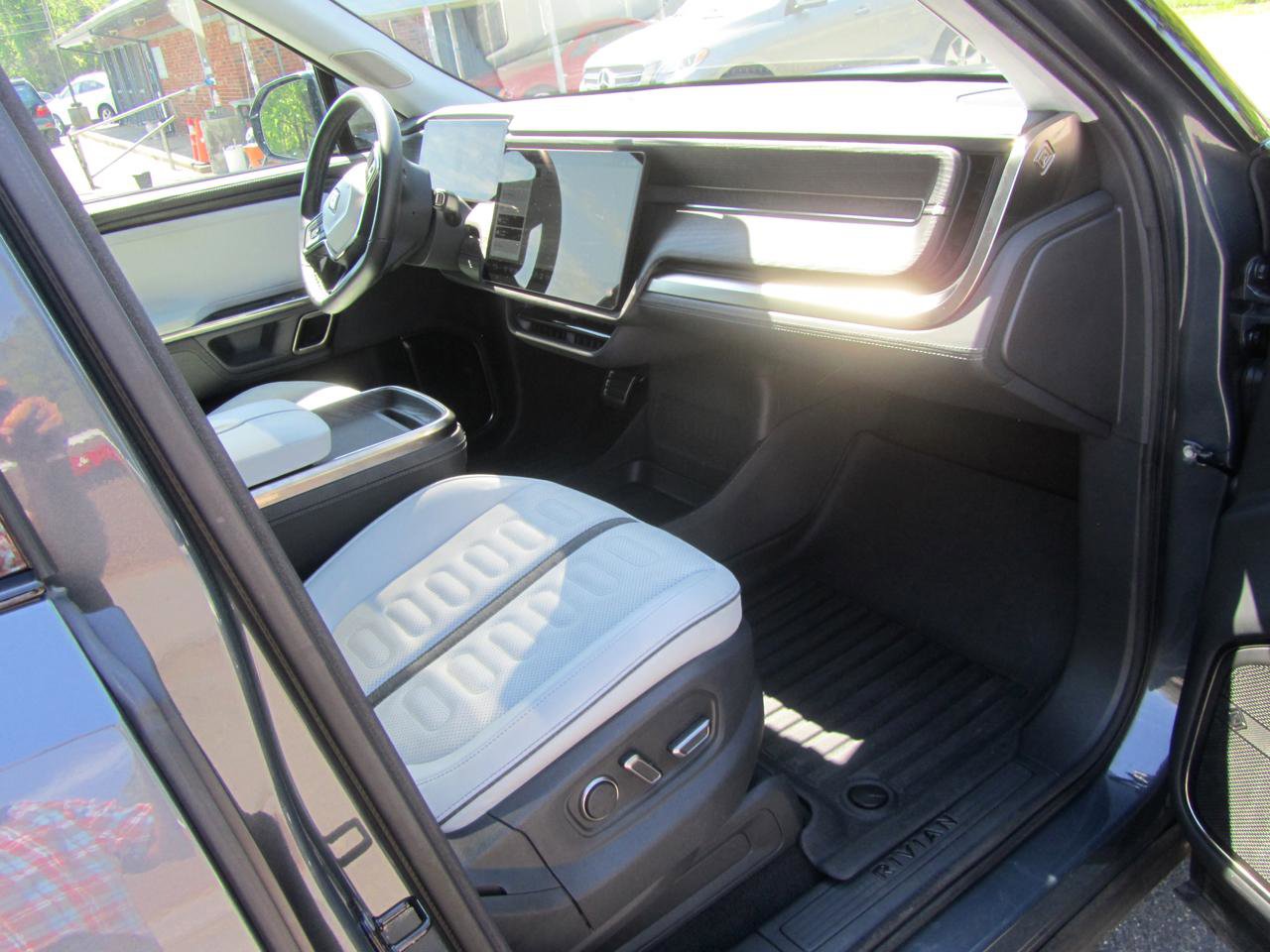 Used 2023 Rivian R1S Adventure image 22