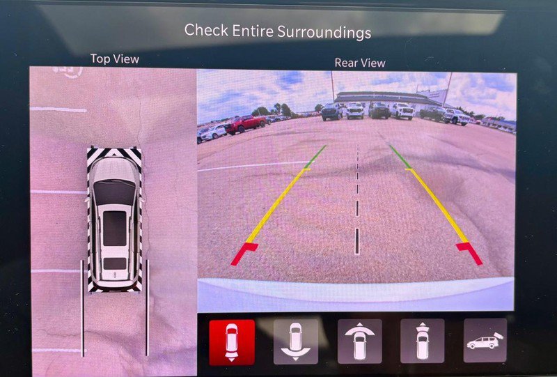 Used 2025 Chrysler Pacifica Pinnacle FWD image 29