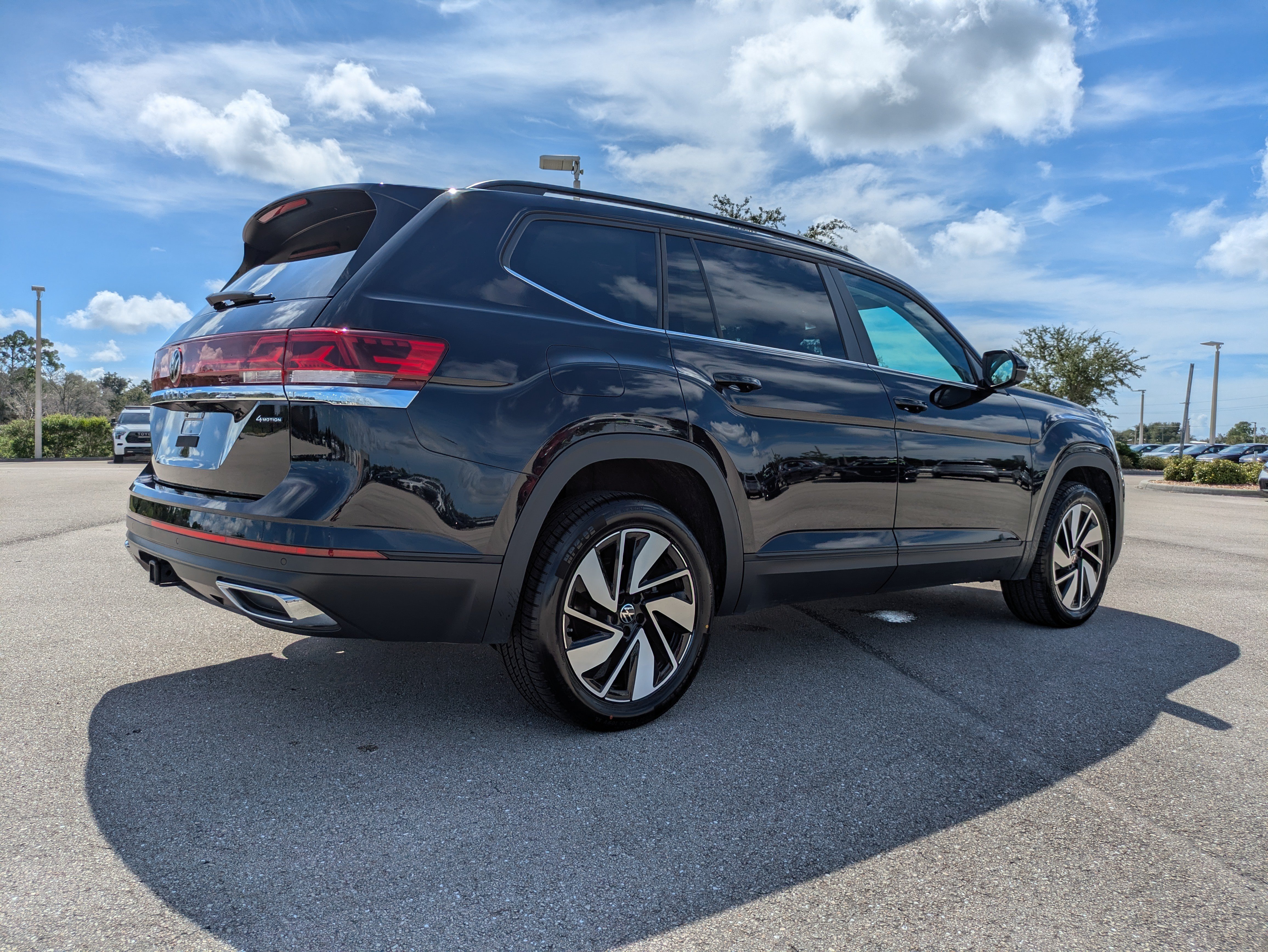 Used 2025 Volkswagen Atlas SE AWD/4WD image 4