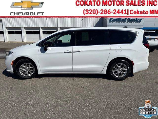 Used 2024 Chrysler Pacifica Touring-L FWD image 4