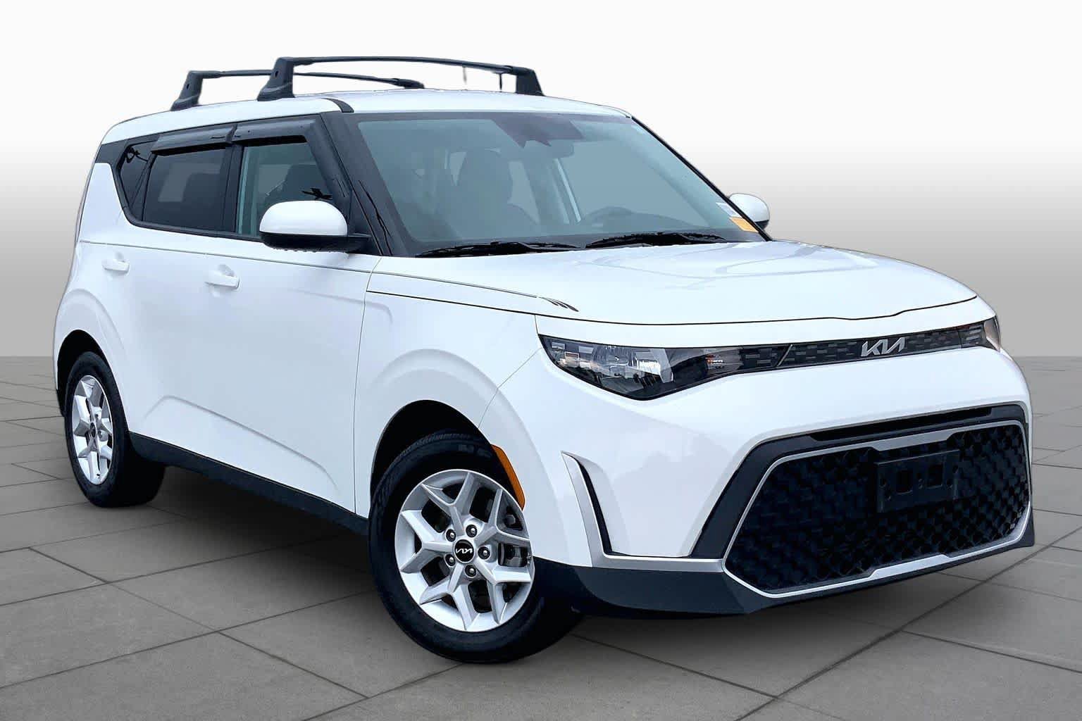Used 2025 Kia Soul LX w/ LX Technology Package FWD image 3