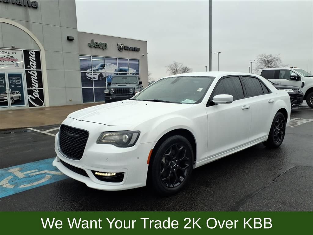 Used 2023 Chrysler 300 Touring L image 2