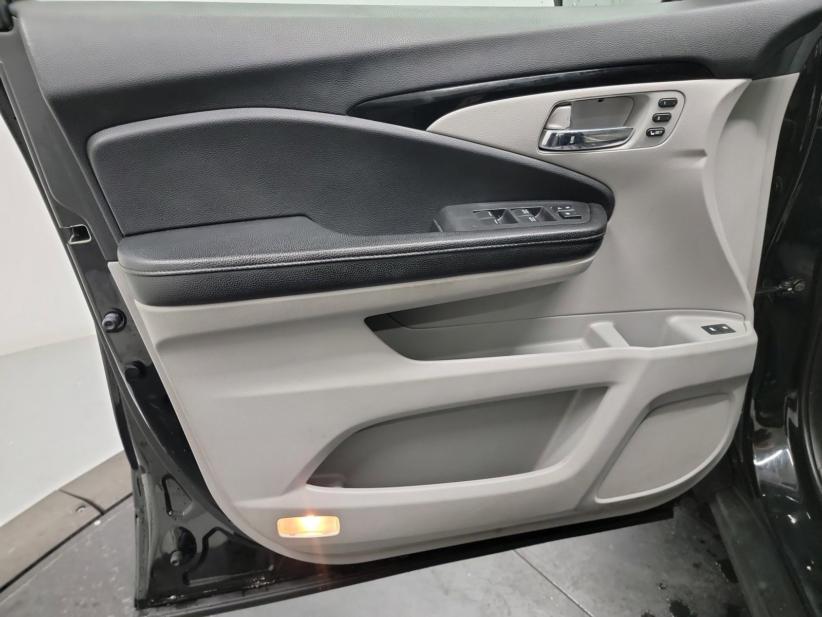 Used 2016 Honda Pilot Touring image 13