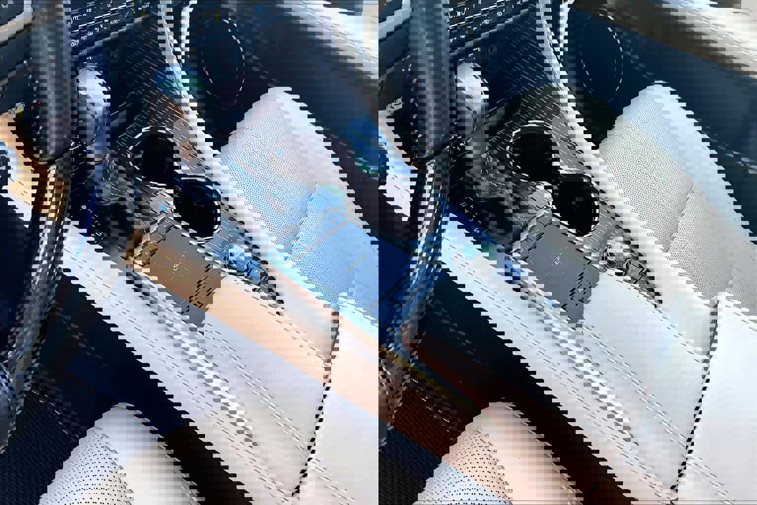 Used 2022 Lexus RX 450hL Luxury w/ Cold Area Package (CT) image 34