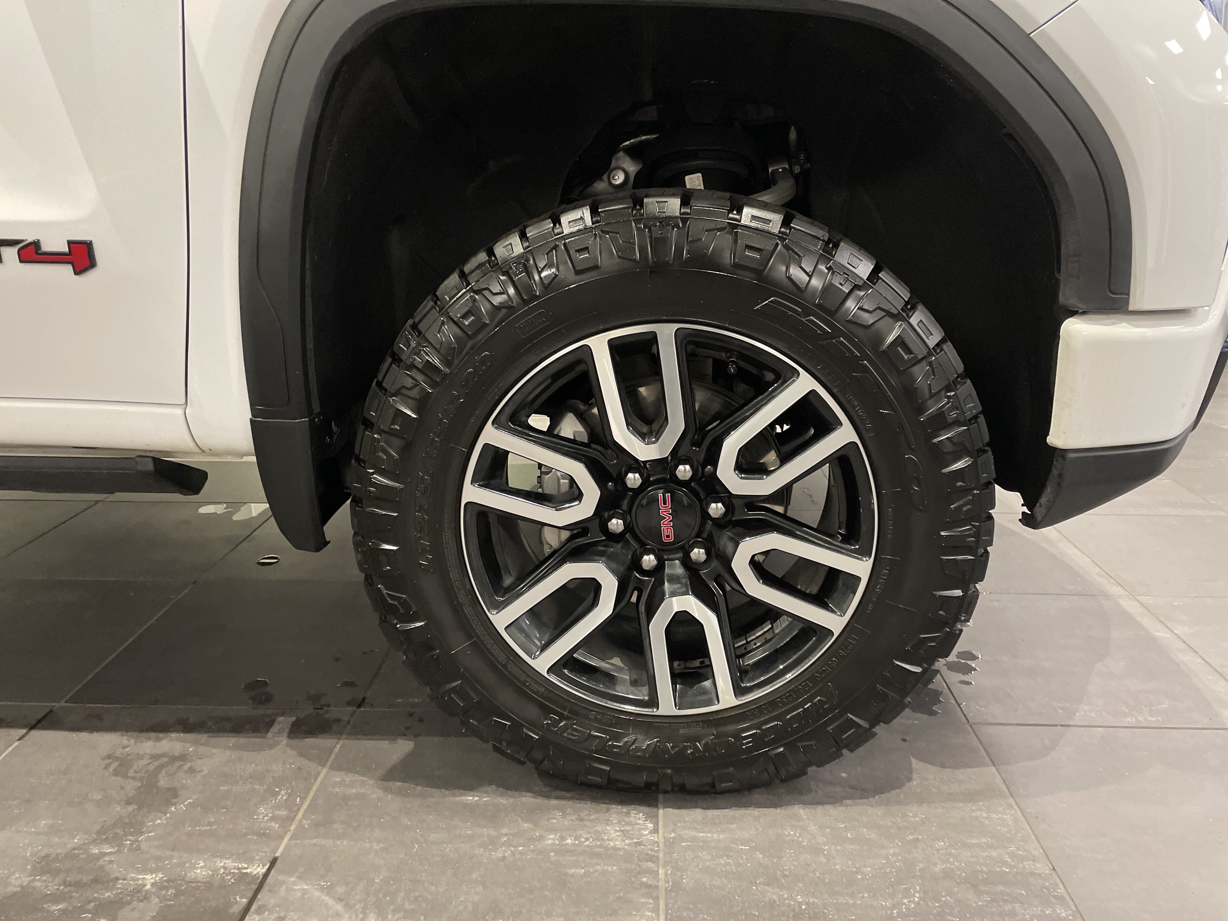 Used 2025 GMC Sierra 1500 AT4 w/ AT4 Premium Package AWD/4WD image 14