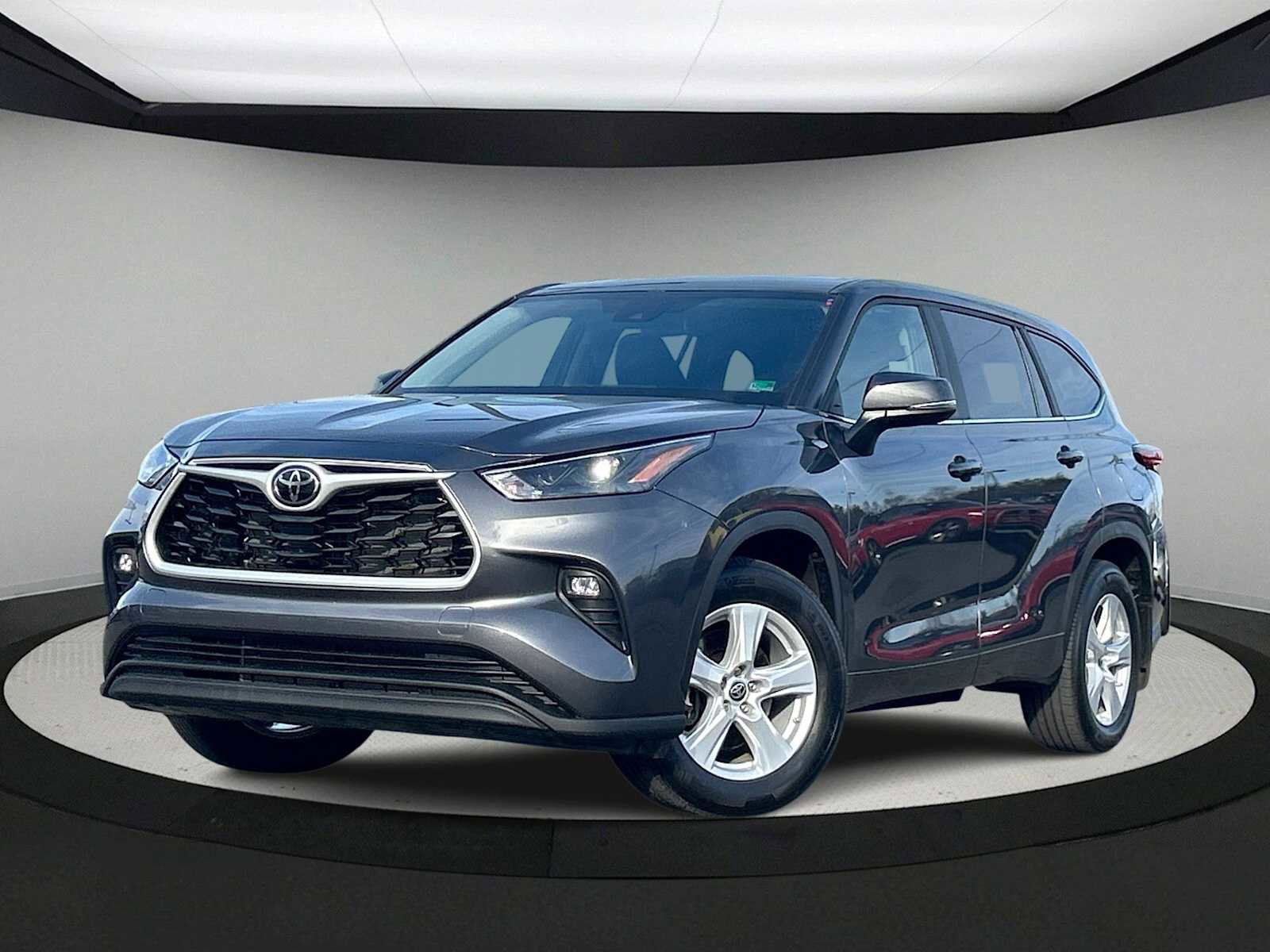 Used 2023 Toyota Highlander LE image 1