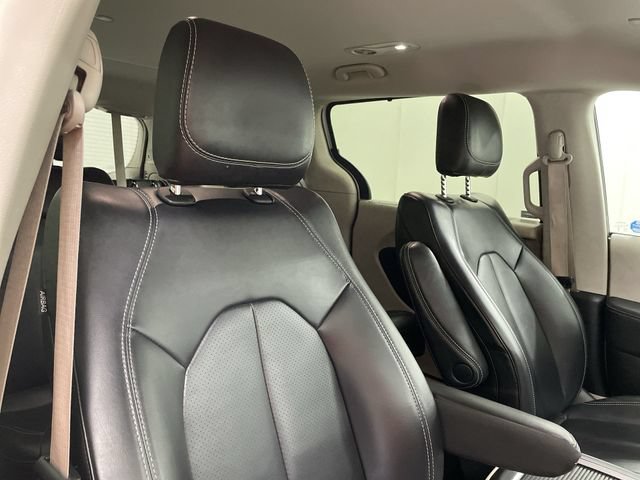Used 2024 Chrysler Pacifica Touring-L FWD image 20