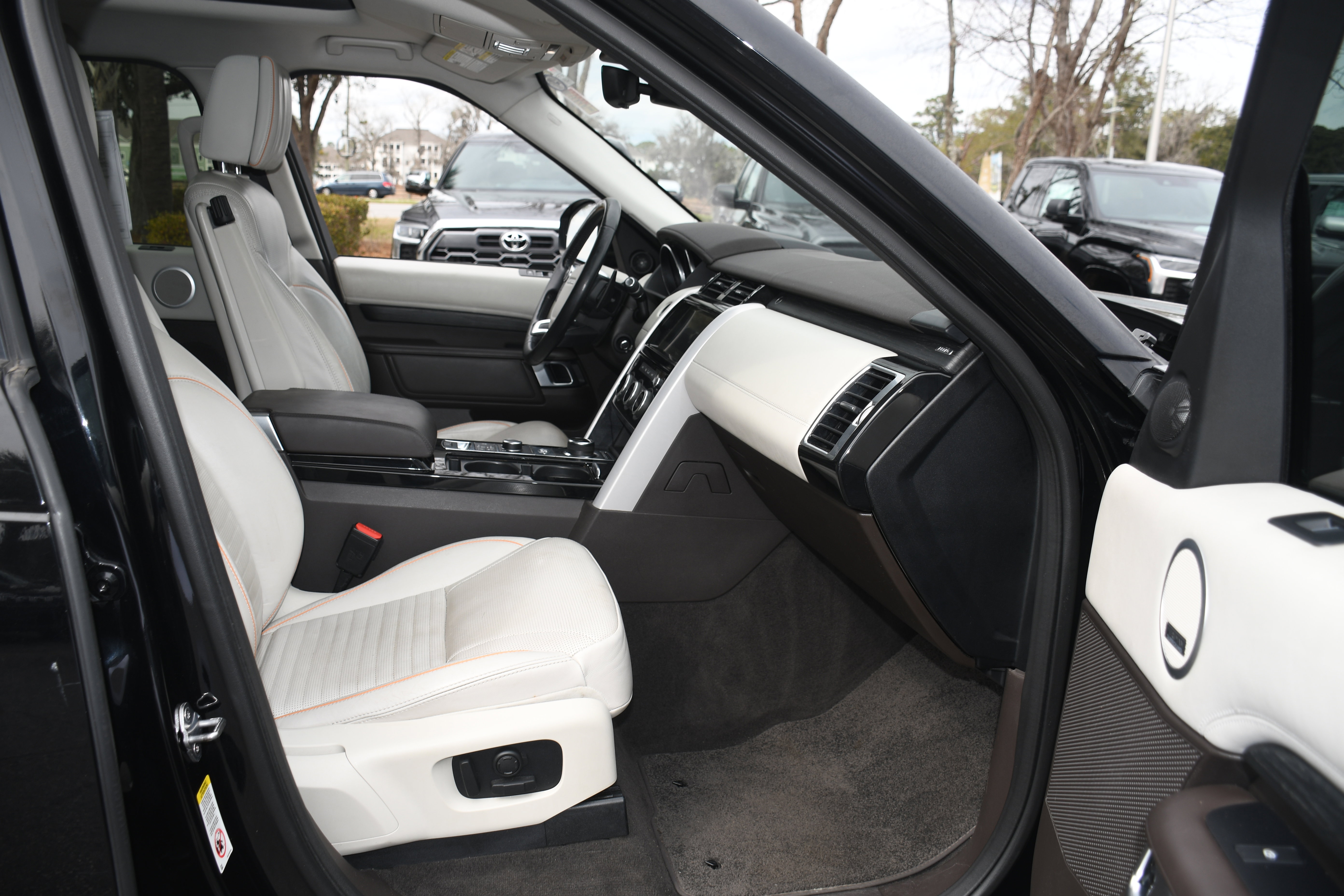 Used 2017 Land Rover Discovery HSE Luxury image 22