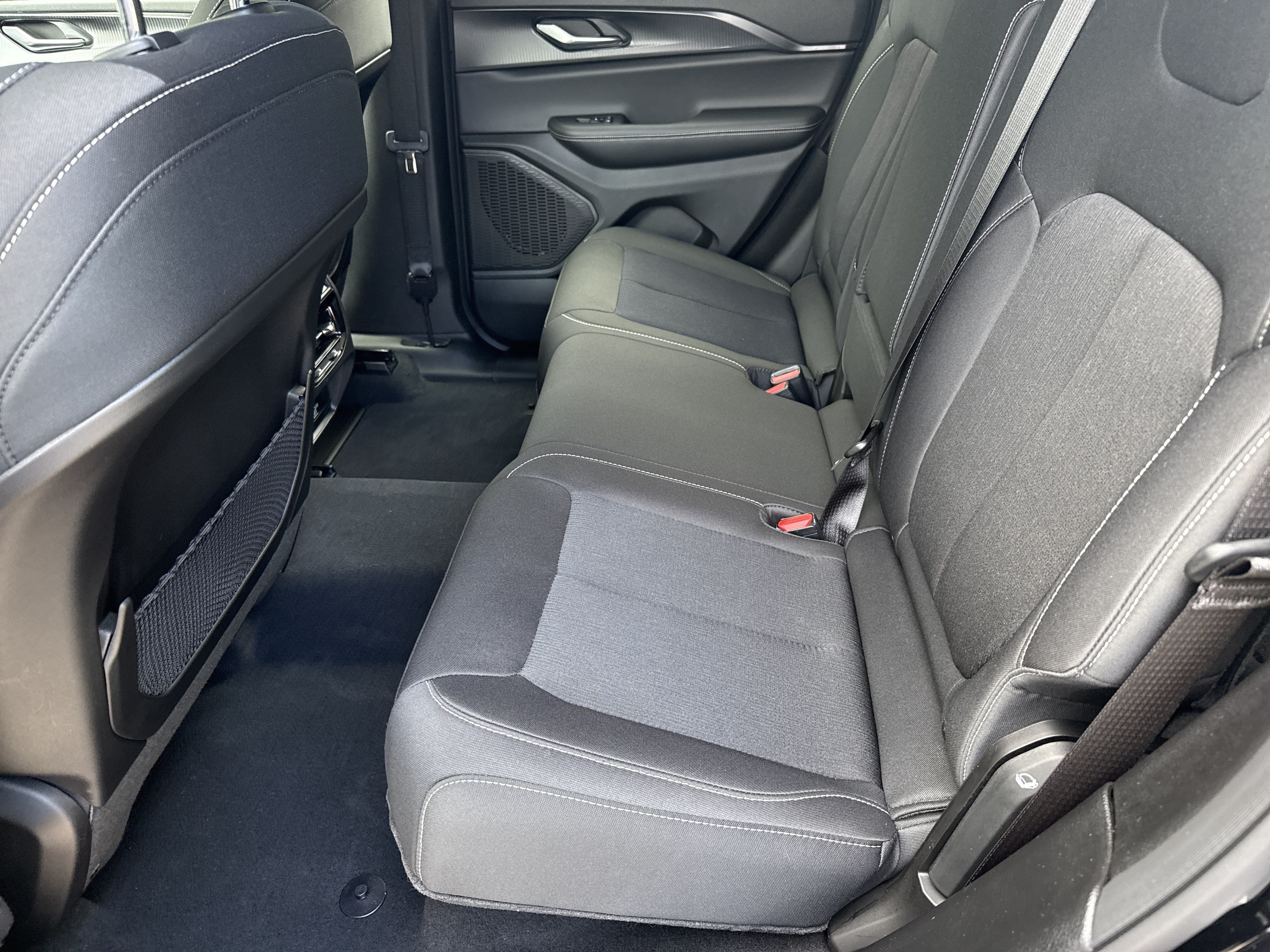 Used 2025 Jeep Grand Cherokee Laredo RWD image 20