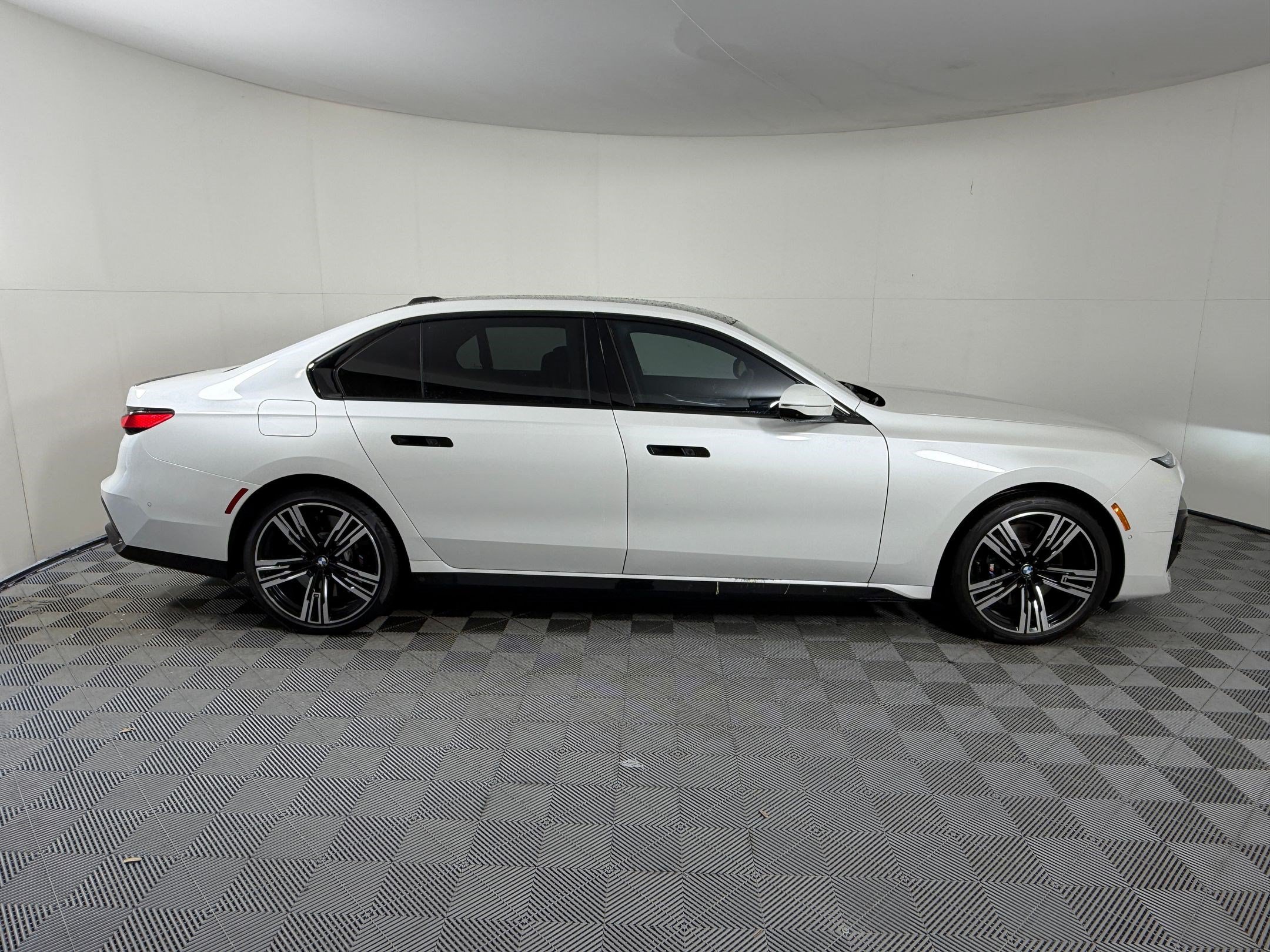 Certified 2024 BMW 760i xDrive w/ Executive Package AWD/4WD image 8