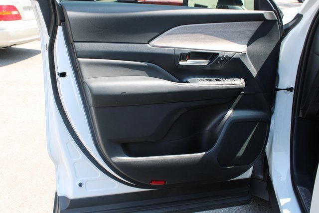 Used 2025 Toyota Grand Highlander AWD image 10