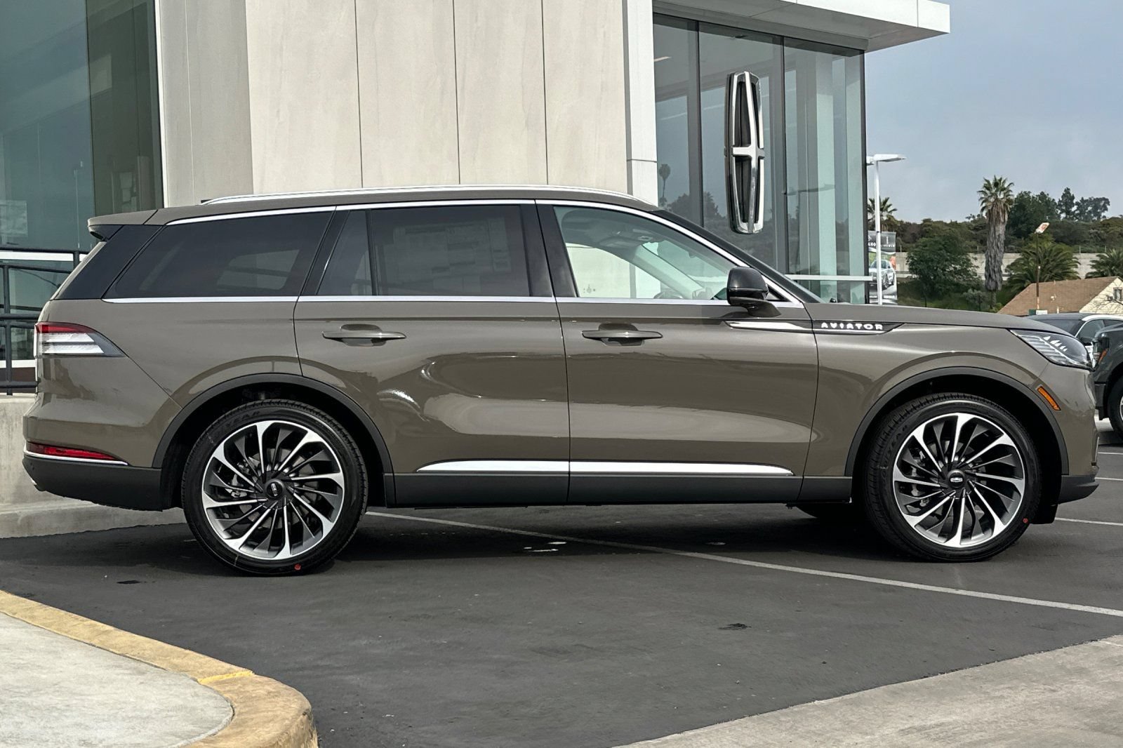 New 2026 Lincoln Aviator Reserve w/ Luxury Package RWD image 2