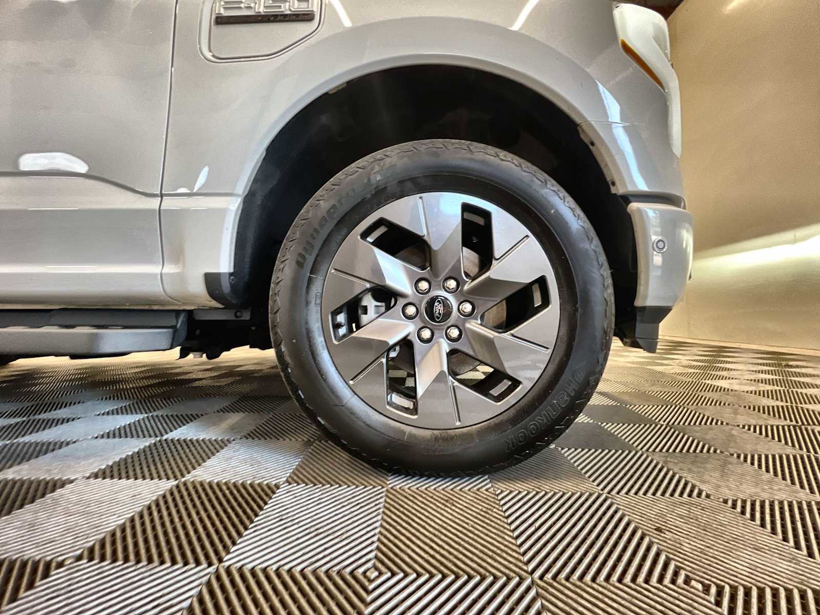 Used 2022 Ford F150 Lightning Lariat image 18