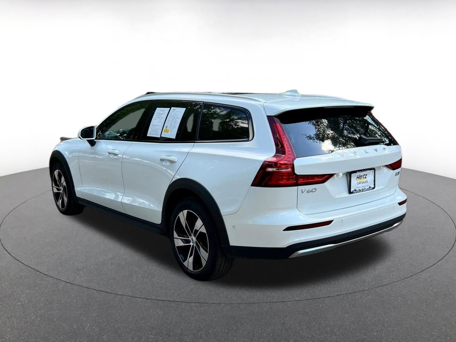 Used 2025 Volvo V60 B5 Cross Country Plus image 5