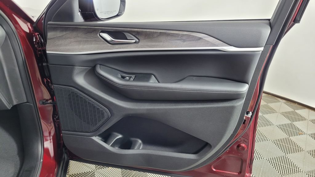 New 2025 Jeep Grand Cherokee Limited image 32