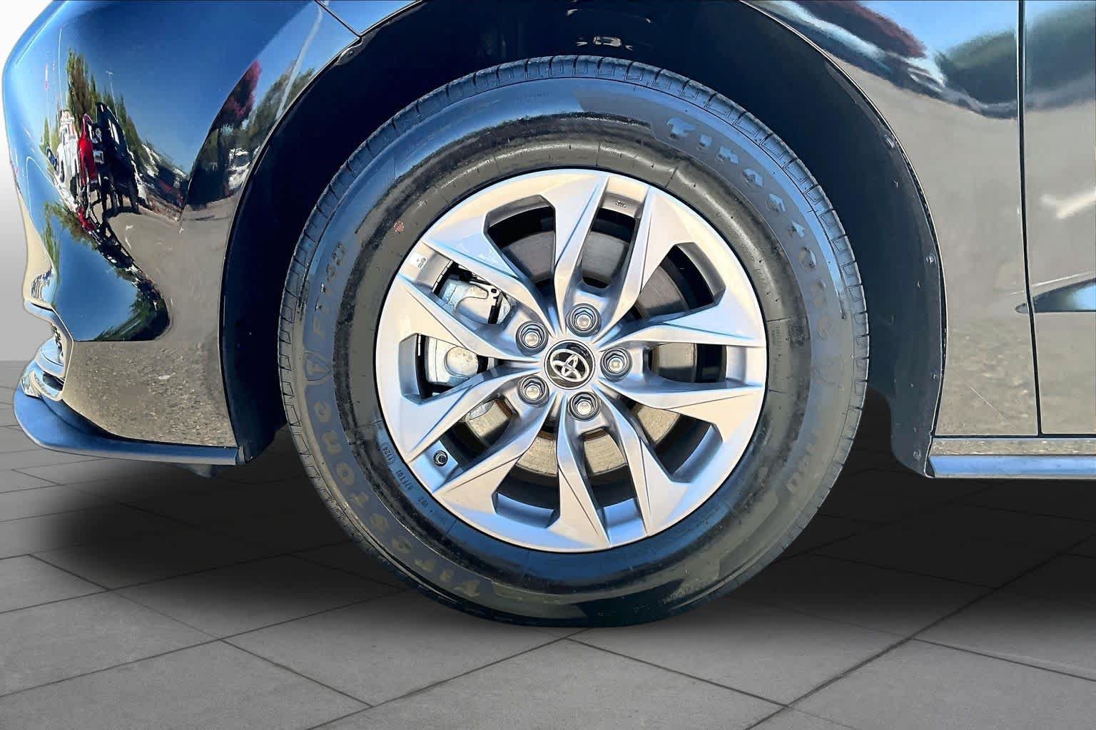 Certified 2025 Toyota Sienna LE FWD image 10