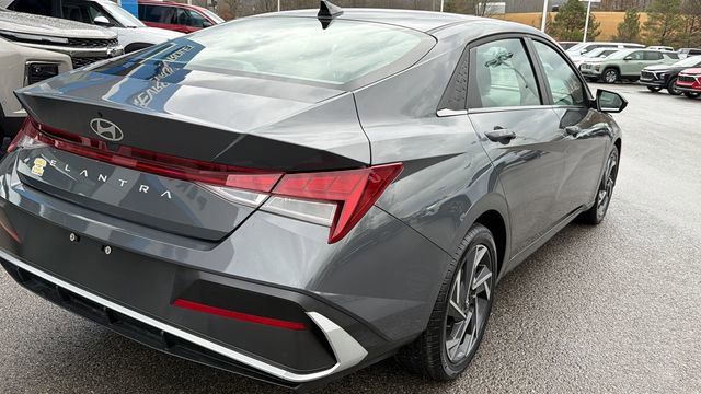 Used 2025 Hyundai Elantra SEL FWD image 4