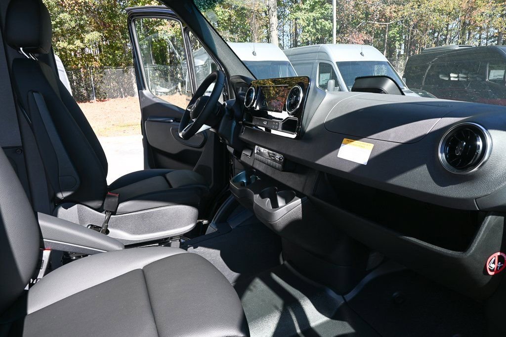 Used 2025 Mercedes-Benz Sprinter 2500 image 19