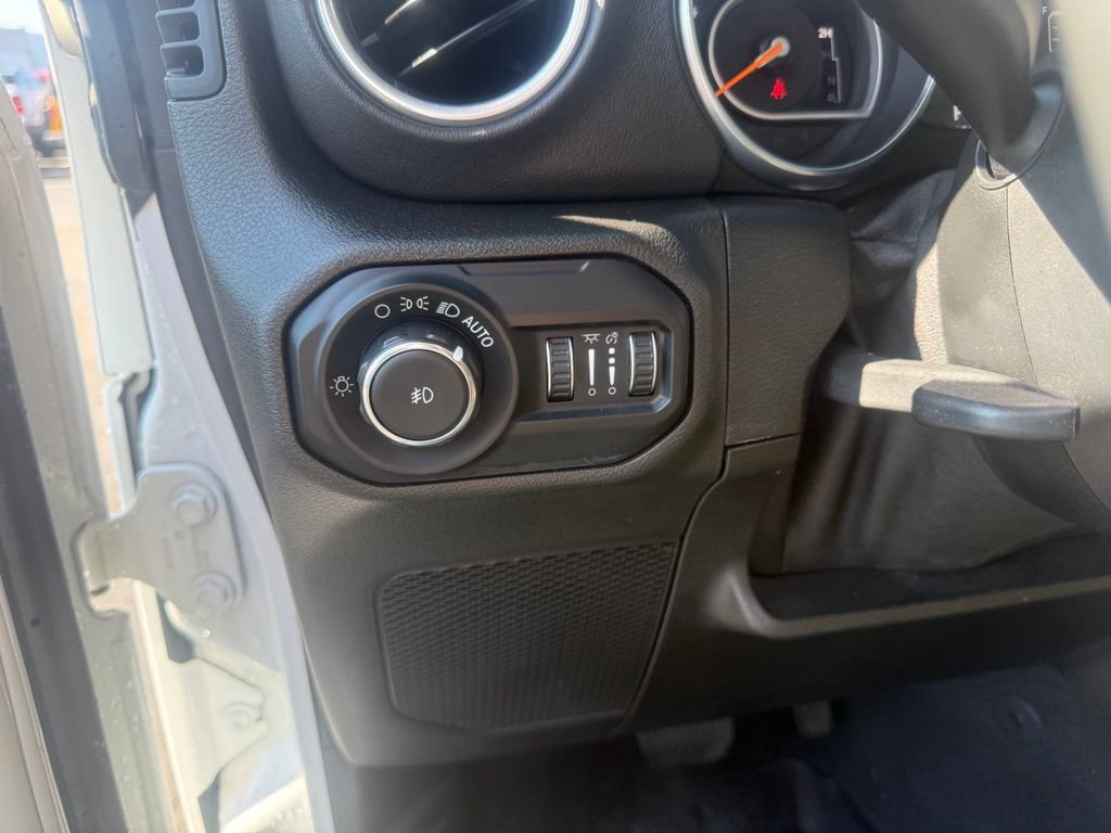 Certified 2019 Jeep Wrangler Unlimited Sahara AWD/4WD image 18