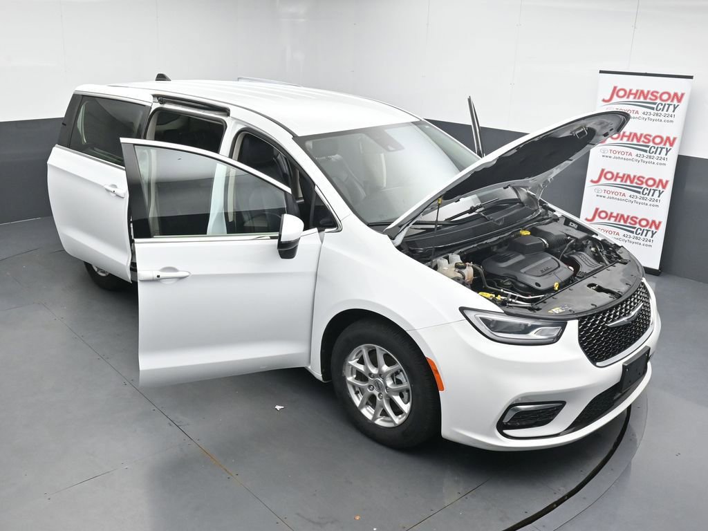 Used 2023 Chrysler Pacifica Touring-L FWD image 39