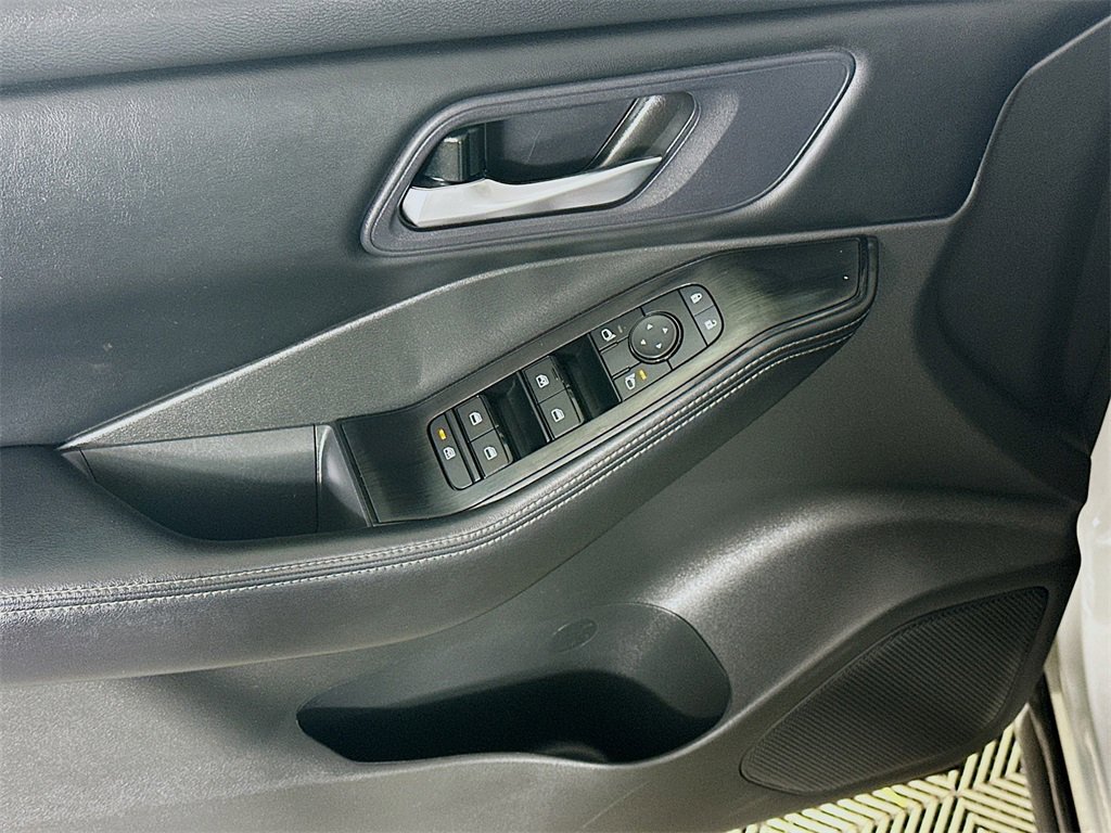 Used 2024 Nissan Rogue SV image 24