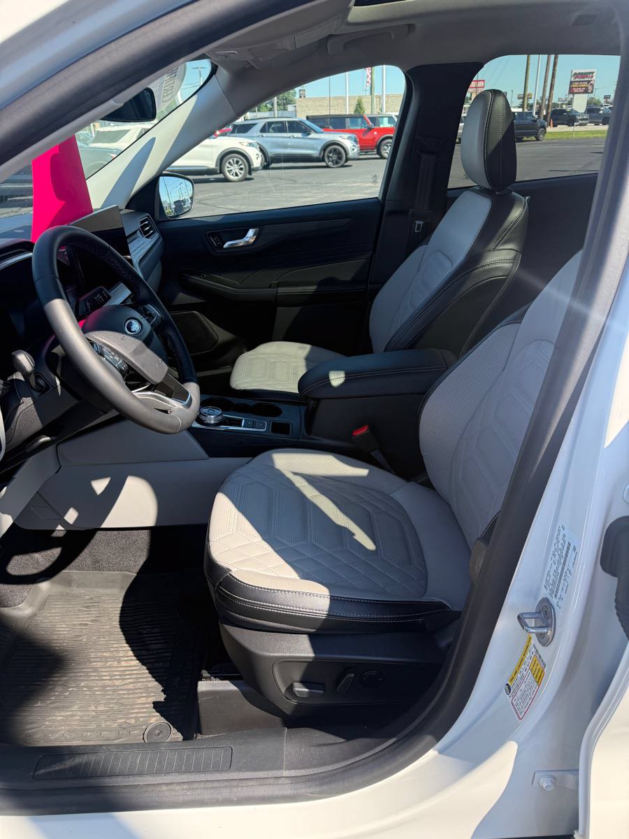 Used 2023 Ford Escape Platinum w/ Premium Technology Package AWD/4WD image 10