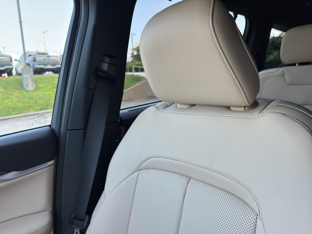 New 2025 Jeep Grand Cherokee L Limited w/ Luxury Tech Group II image 23