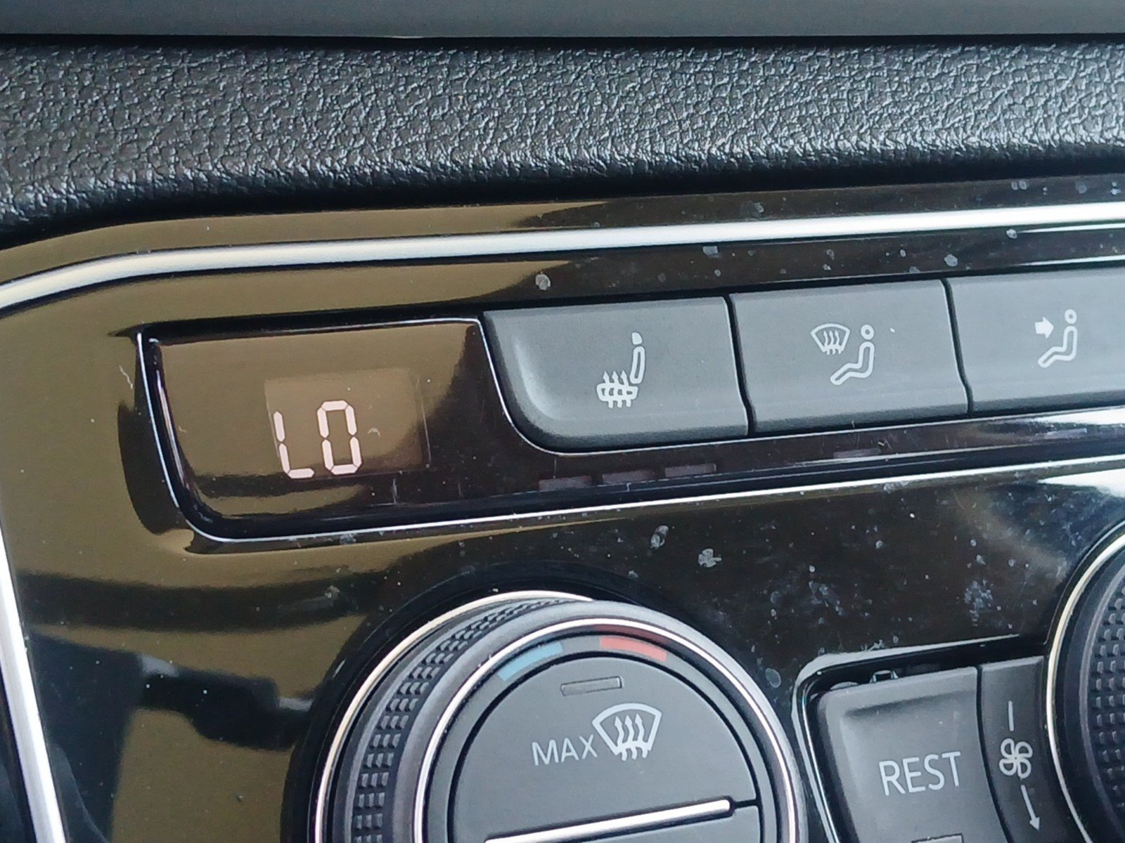 Used 2023 Volkswagen Atlas SEL AWD/4WD image 16