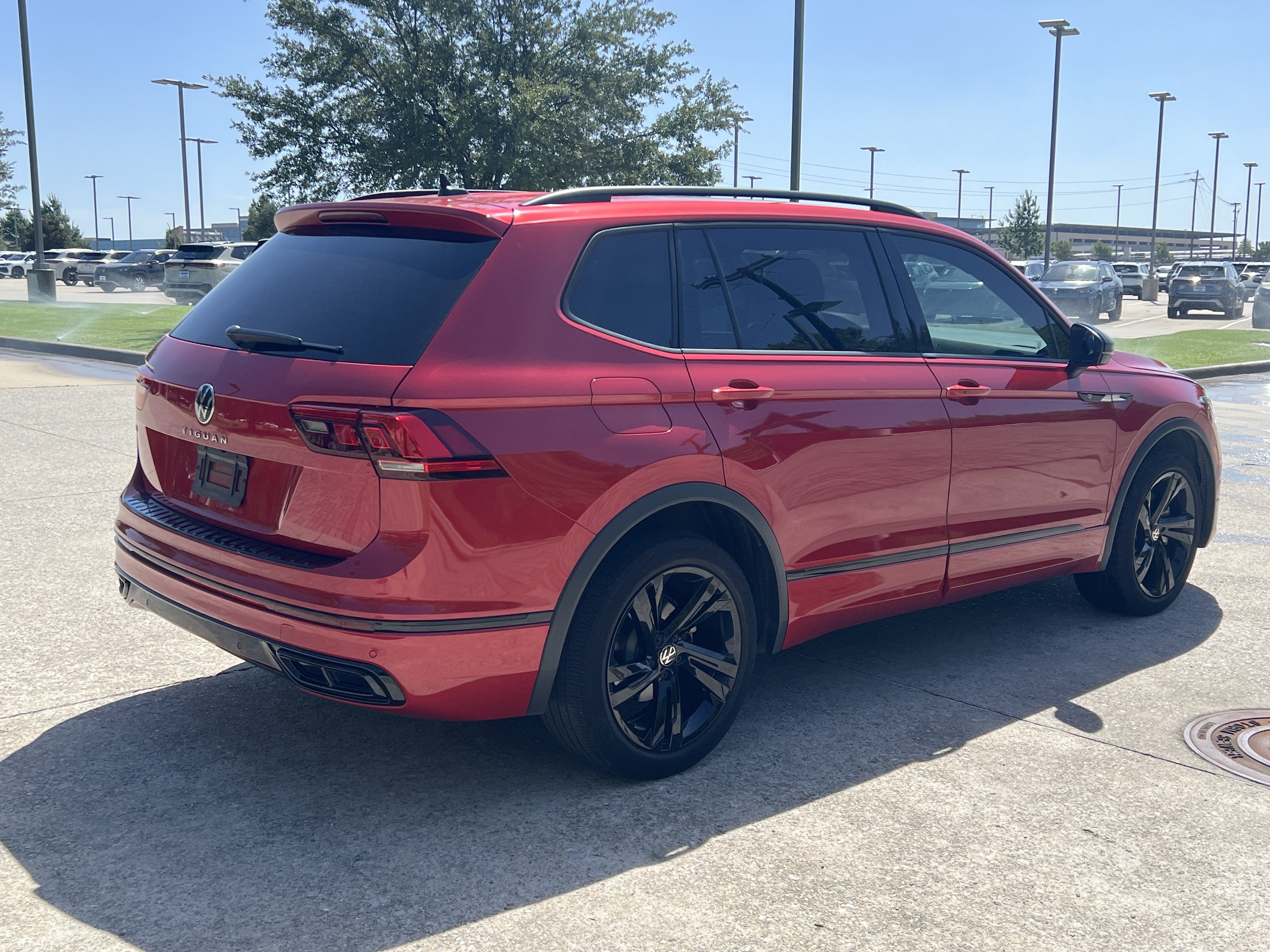 Used 2024 Volkswagen Tiguan SE R-Line FWD image 9