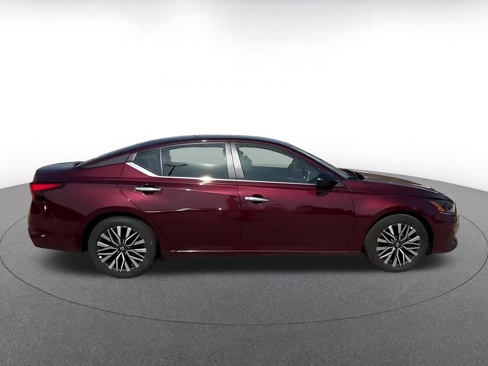 Used 2025 Nissan Altima 2.5 SV FWD image 13