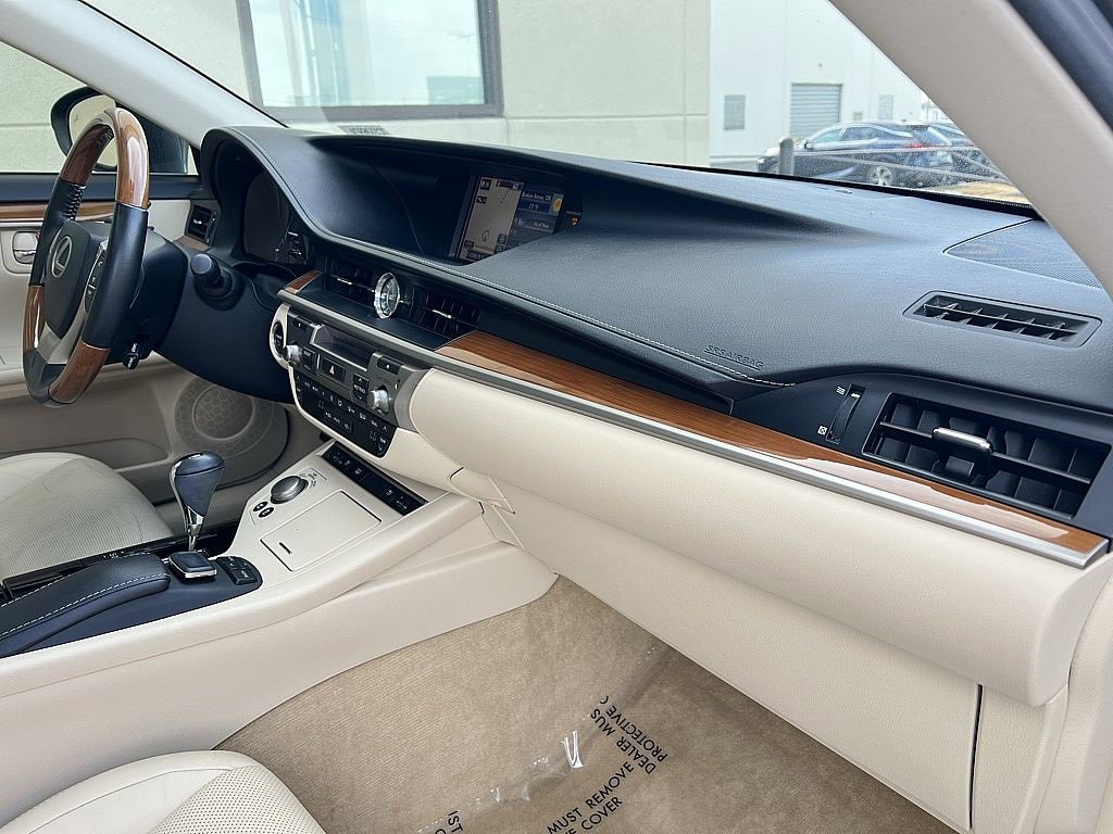 Used 2015 Lexus ES 300h image 28