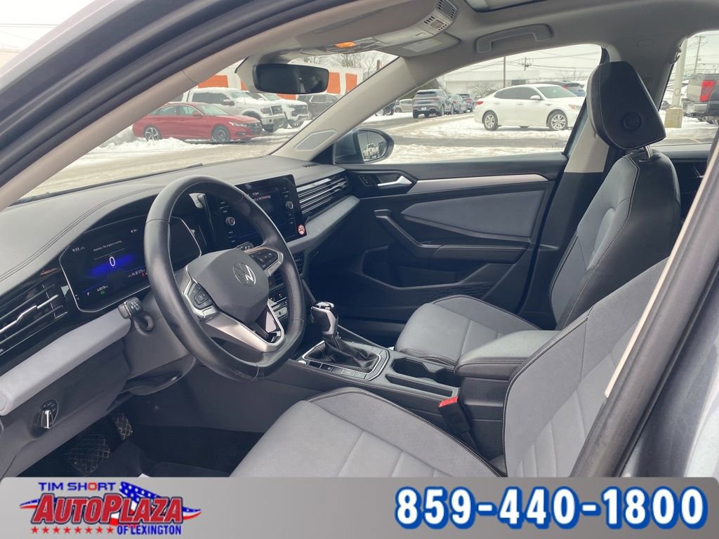 Used 2025 Volkswagen Jetta SE image 3