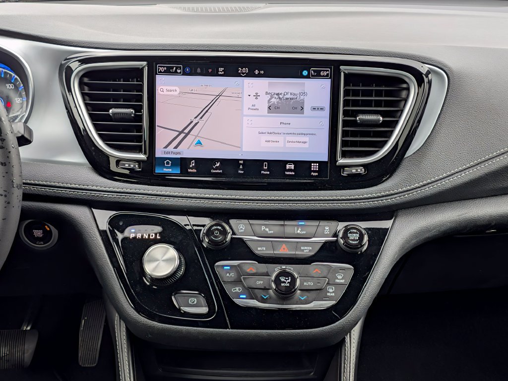 Used 2025 Chrysler Pacifica Limited FWD image 3