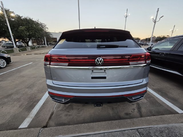 Used 2024 Volkswagen Atlas Cross Sport SE w/ Panoramic Sunroof Package FWD image 5