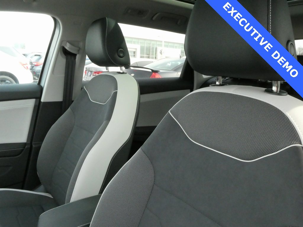 Certified 2025 Volkswagen Taos SE image 31