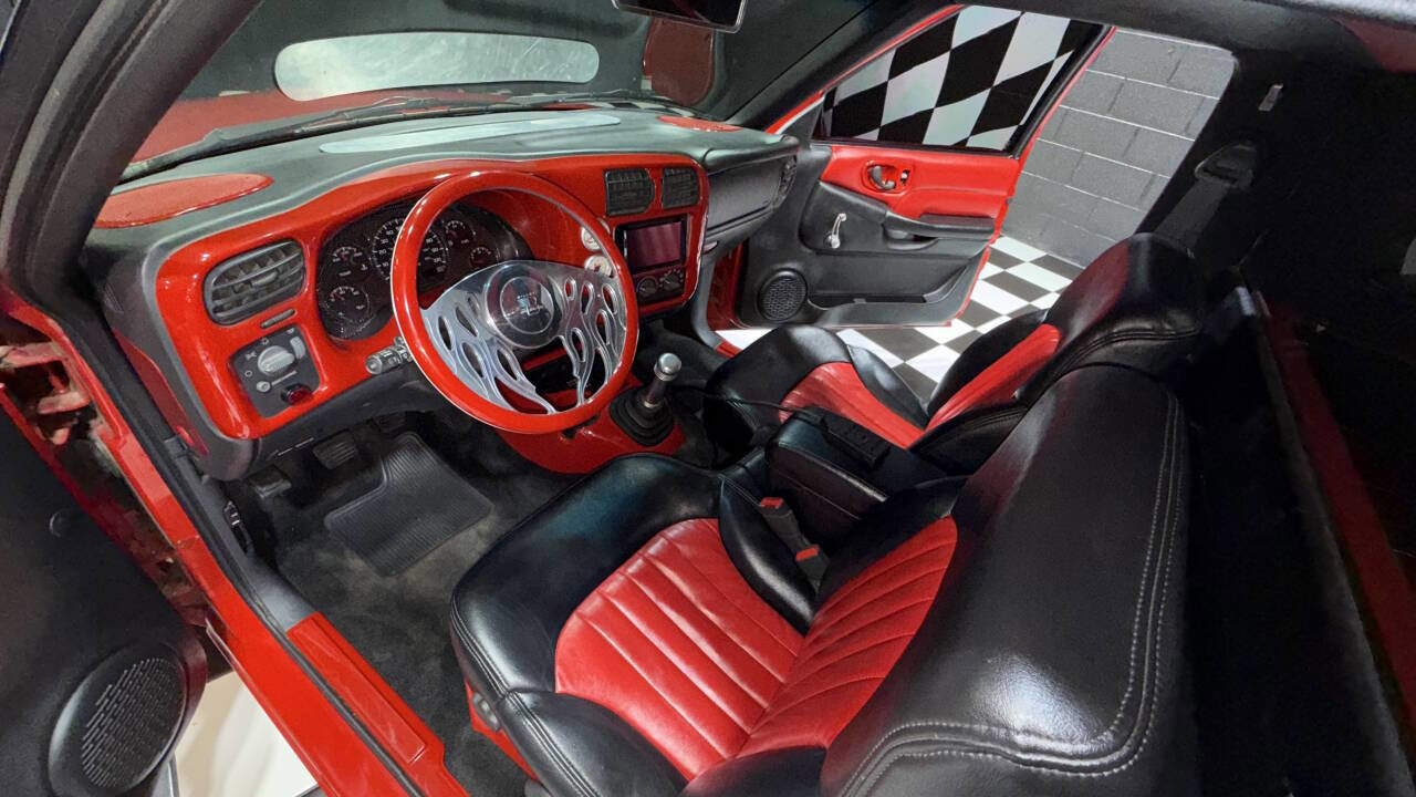 Used 2001 Chevrolet S10 Pickup LS w/ Preferred Equipment Group image 2