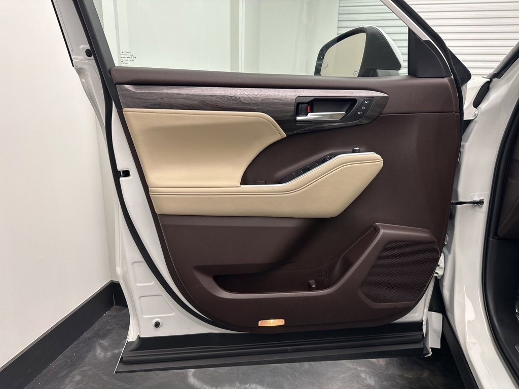 Used 2022 Toyota Highlander Limited image 17