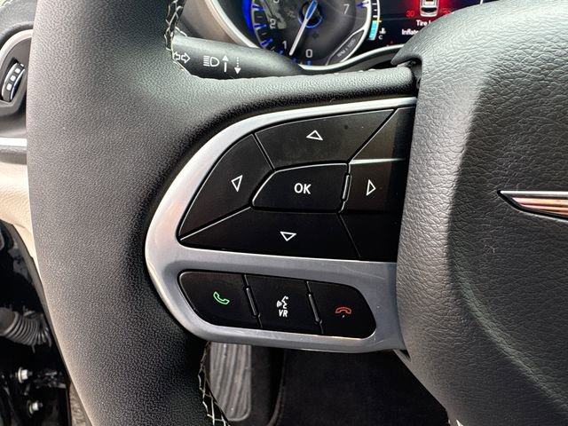 Used 2024 Chrysler Pacifica Touring-L image 23